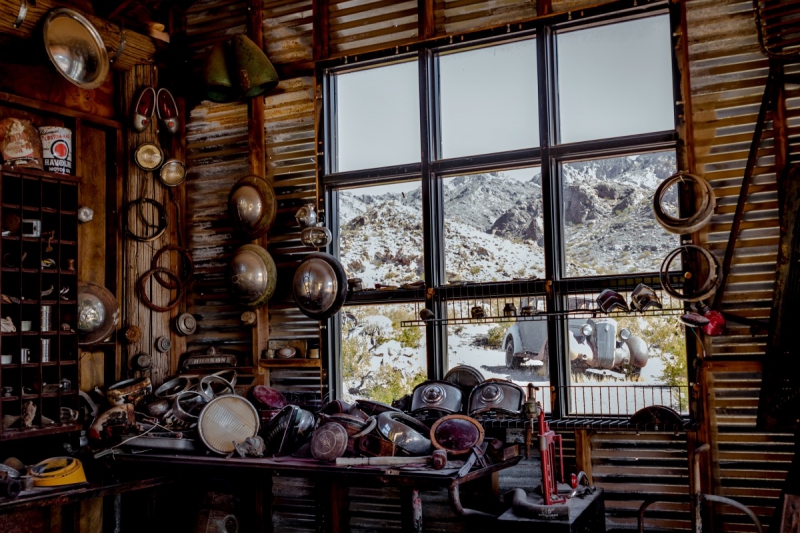 cordonnerie-ST ETIENNE DE TINEE-min_shop_window_part_junk_abandoned-138873